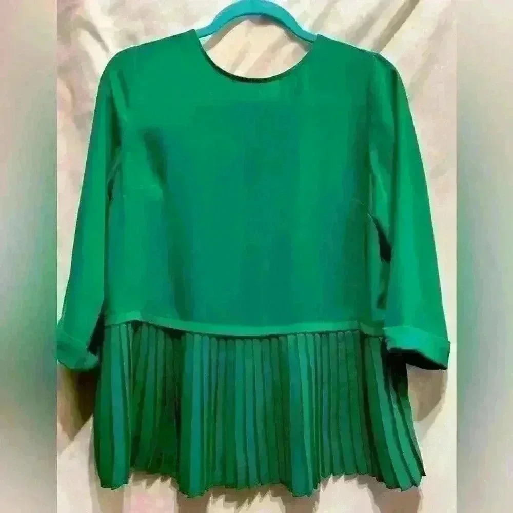 NWOT, The Limited pleated, kelly green blouse in size small.